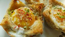 Chlebové košíčky se šunkou, vejci a sýrem