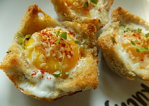Chlebové košíčky se šunkou, vejci a sýrem