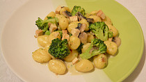 Gnocchi s brokolicí, tofu a žampiony