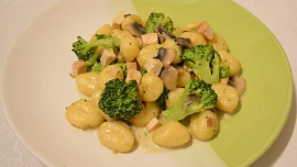Gnocchi s brokolicí, tofu a žampiony
