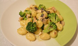 Gnocchi s brokolicí, tofu a žampiony