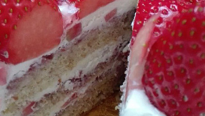 Jahodové srdce z celozrnné mouky s krémem mascarpone, průřez na detail vnitřku