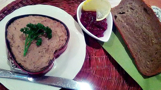 Kořeněná paštika se zeleným pepřem a domácím sádlem