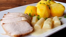 Krůtí plátek s chřestovo-parmazánovou omáčkou