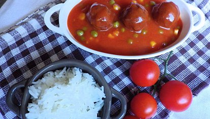 Kuličky z mletého masa v tomatové omáčce s hráškem a kukuřicí