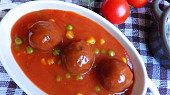 Kuličky z mletého masa v tomatové omáčce s hráškem a kukuřicí