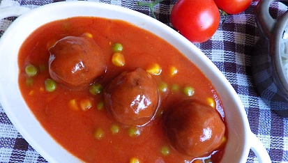 Kuličky z mletého masa v tomatové omáčce s hráškem a kukuřicí