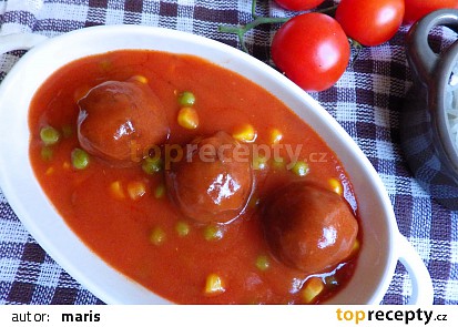 Kuličky z mletého masa v tomatové omáčce s hráškem a kukuřicí