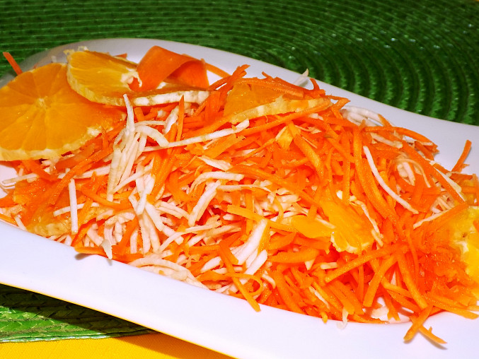 Mrkvový salát s celerem a pomerančem