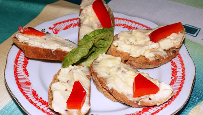 Obložený chlebíček s trochu jinou česnekovou pomazánkou