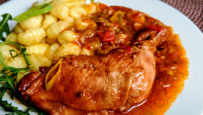 Pečená kuřecí stehna s uzenou chutí a vůní s omáčkou "BALTI"