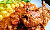 Pečená kuřecí stehna s uzenou chutí a vůní s omáčkou "BALTI"