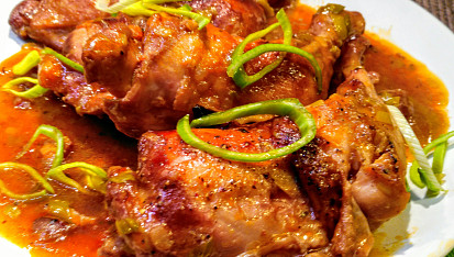 Pečená kuřecí stehna s uzenou chutí a vůní s omáčkou "BALTI"