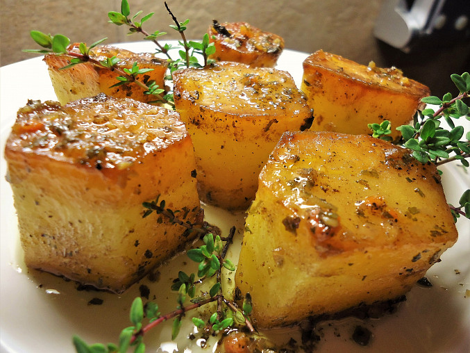 Pečené bramborové špalky s tymiánovým máslem