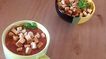 Rajčatová polévka  ,,minestrone" s krutony