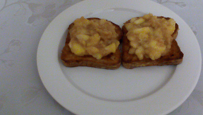 Sladký toast s dušenými jablky a karamelem