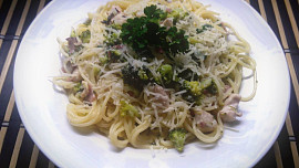 Špagety s brokolicí a kuřecím masem