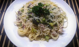 Špagety s brokolicí a kuřecím masem