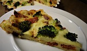 Sýrový koláč s klobásou a brokolicí
