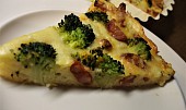 Sýrový koláč s klobásou a brokolicí