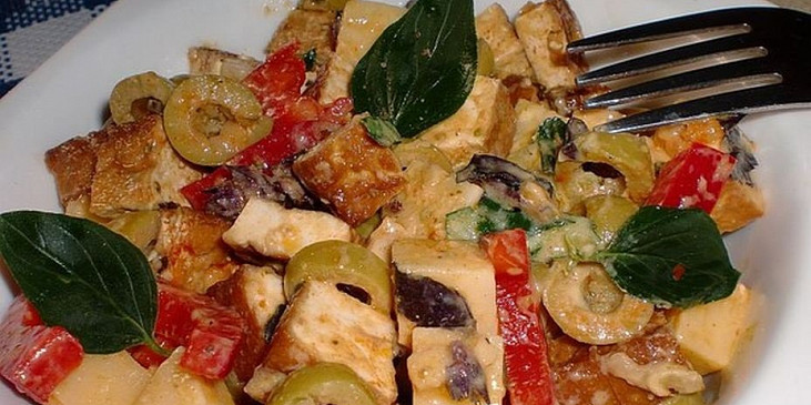 Tofu salát s olivami