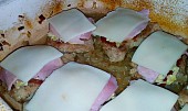Vepřové plátky zapečené s vajíčky, slaninou a sýrem