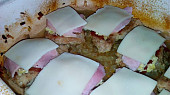 Vepřové plátky zapečené s vajíčky, slaninou a sýrem