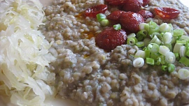 Červená čočka s pohankou, majoránkou a česnekem