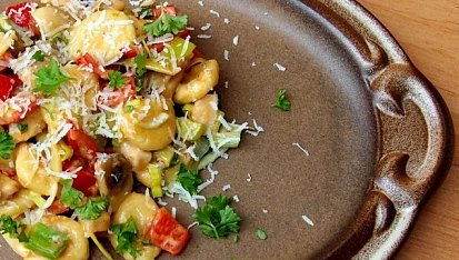 Domácí gnocchi s kuřecím masem v pikantní omáčce