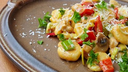 Domácí gnocchi s kuřecím masem v pikantní omáčce