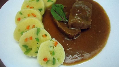 Hovězí na česneku s veselým knedlíkem
