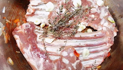 Jehněčí žebírka v kyselém zelí