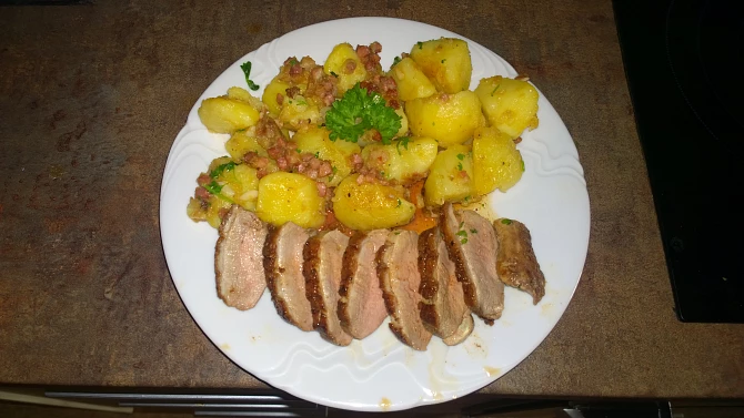 Kachní prsa s tyrolskými bramborami
