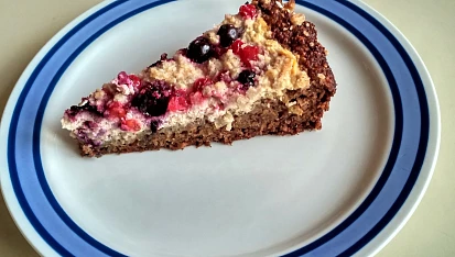 Koláč z pohanky, ovesných vloček s tvarohem, Šmakounem a ovocem