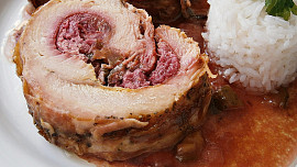 Králičí roláda se slaninou a červenou řepou