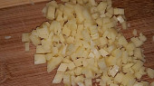 Kuřecí nudličky ´´na rychlo´´ s těstovinami, nakrájený sýr přidáme k masu