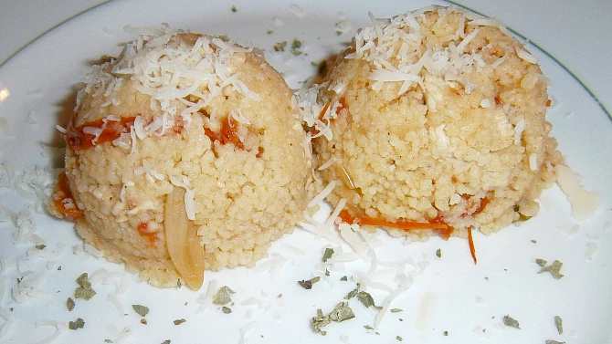 Kuskus se sušenými rajčaty a kuřecím masem