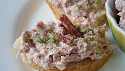 Lovecká pomazánka s brusinkami