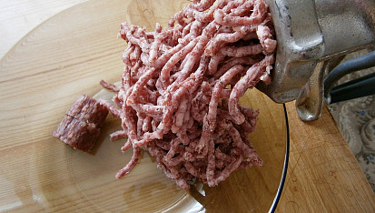 Lovecká pomazánka s brusinkami