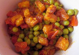 Matar paneer - hrášek se sýrem a rajčaty