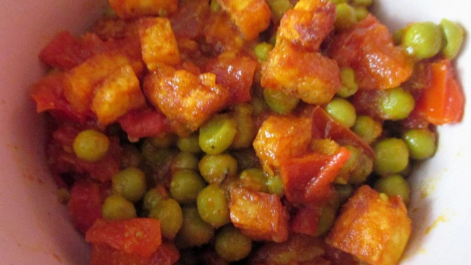 Matar paneer - hrášek se sýrem a rajčaty