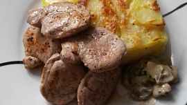 Medajlonky z vepřové panenky se žampiony a smetanovými bramborami