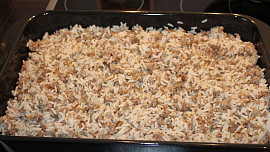 Zapečená rýže s mletým masem a broskvemi