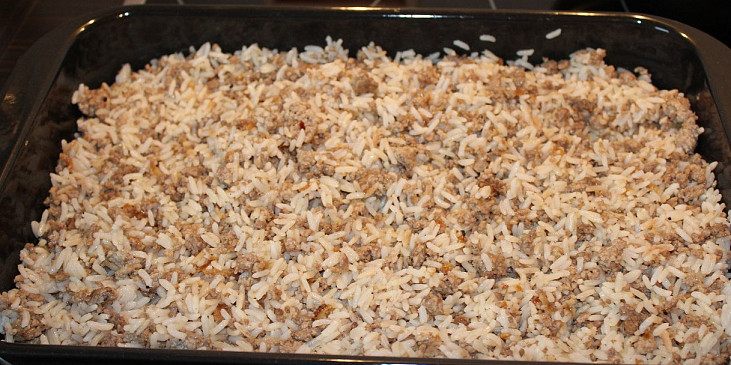 Zapečená rýže s mletým masem a broskvemi (První vrstva - vyšlo mi to na dvě.)