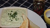 Okurkovy salat se zakysanou smetanou