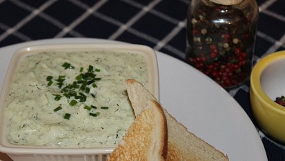 Okurkovy salat se zakysanou smetanou