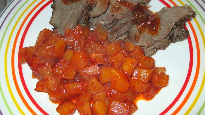 Pečené jehněčí s bramborami