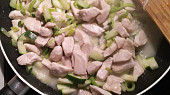 Pikantní kuřecí nudličky s cuketou a rýží