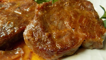 Pomalu pečená krkovička s beraními rohy, jablkem a slaninou