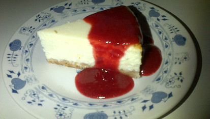 Puntíkované malé cheesecaky, cheesecake a jahodova omacka